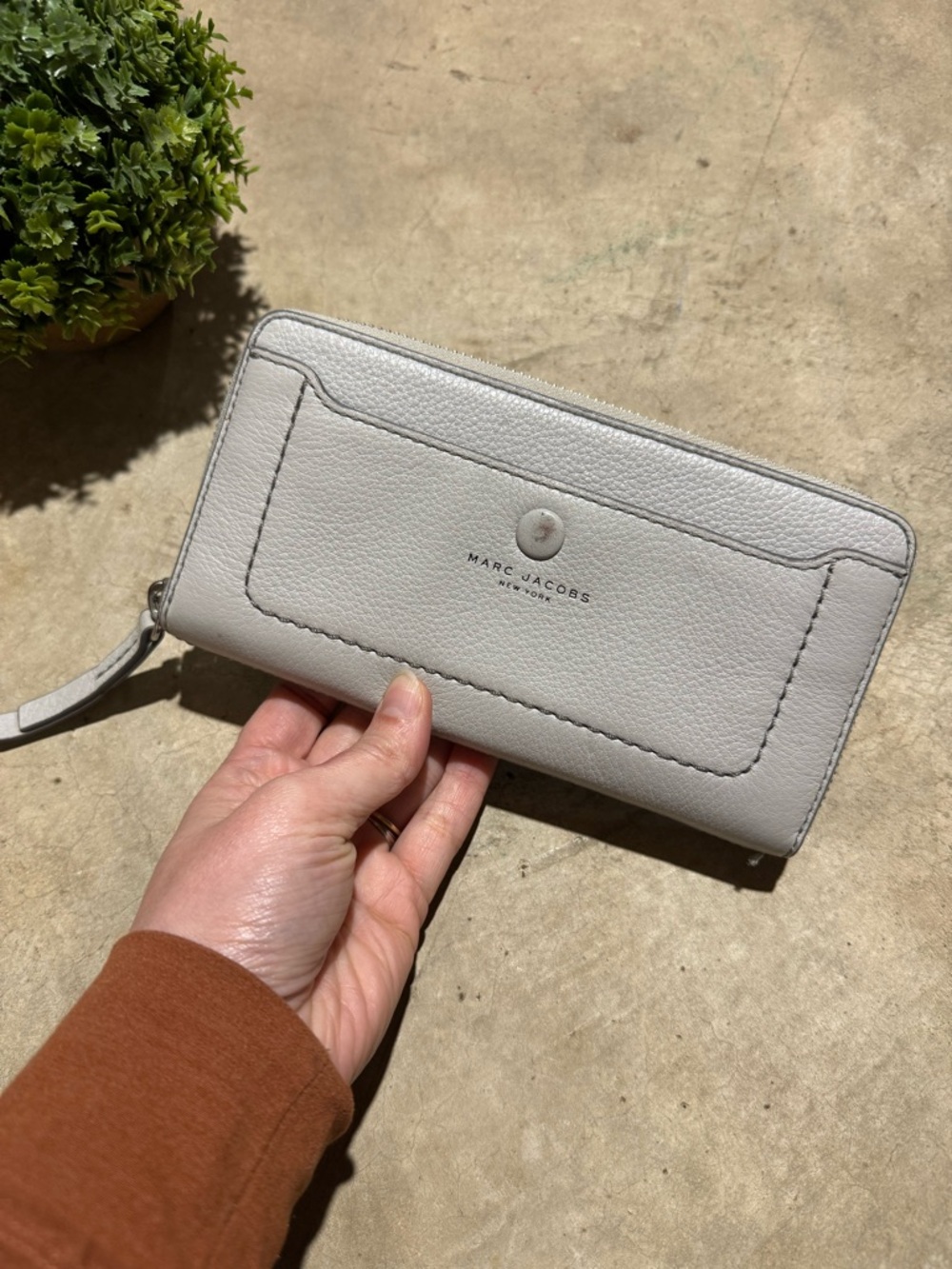 Marc‎ Jacob’s Light Gray Leather Zip Around Wallet Classic Chic Designer Netural